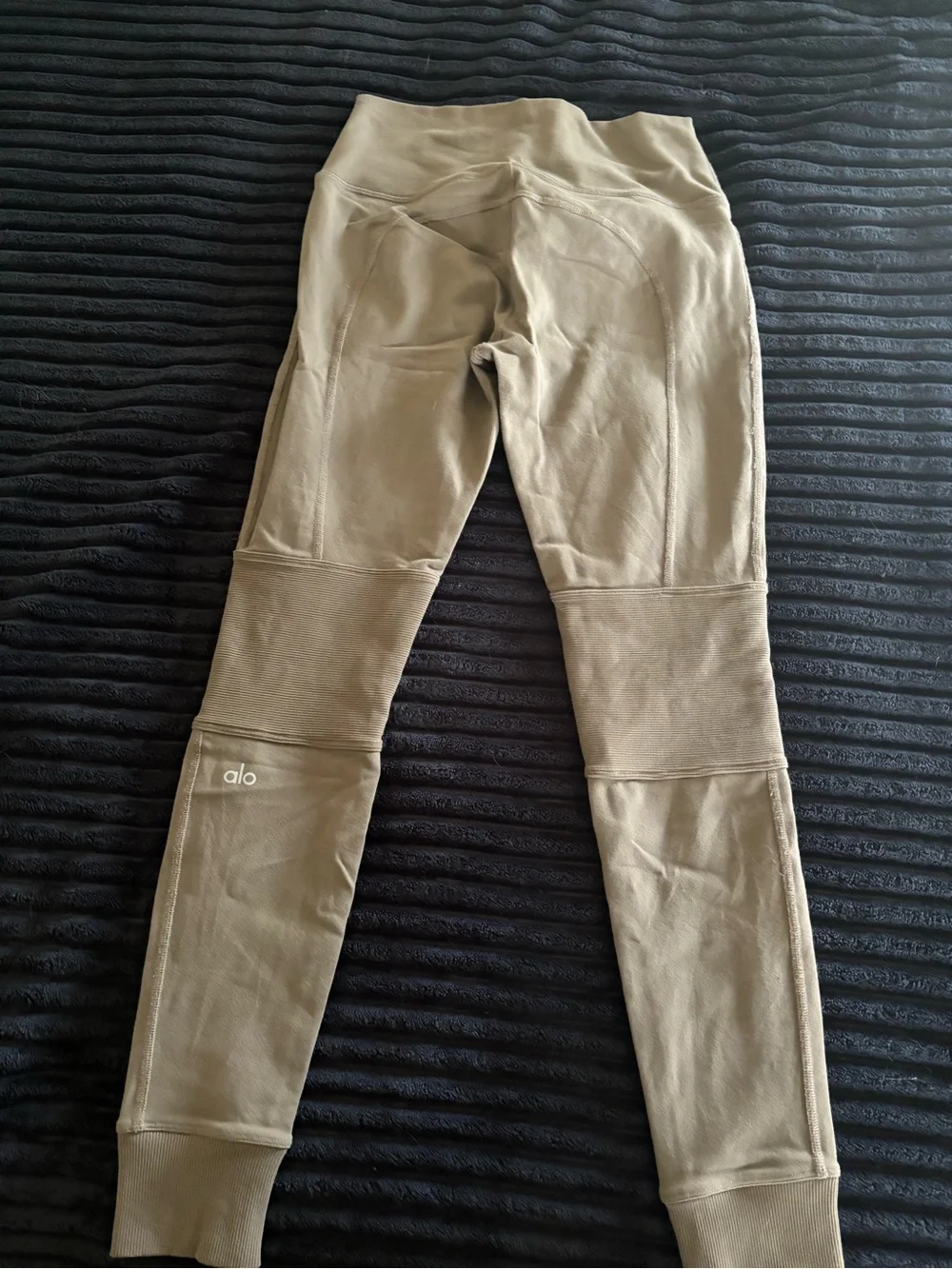 Alo Yoga • Avenue • High Rise Leggings